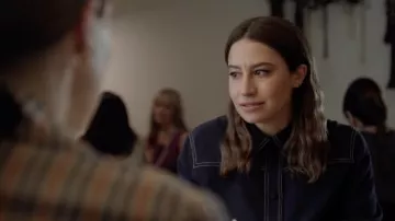 Camisa de costura azul marino usada por Lucy (Ilana Glazer) como se ve en los atuendos de la película False Positive