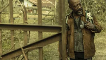 Veste Bronzée portée par Morgan Jones (Lennie James) dans les tenues de la série télévisée Fear the Walking Dead (saison 7 épisode 16)