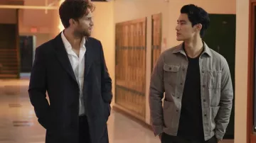 Veste en jean gris portée par Bret (Alex Landi) telle que vue dans la garde-robe de la série télévisée Walker (saison 1 épisode 8)