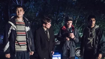 Veste zippée bleue portée par Liam Williams (Oscar Kennedy) telle que vue dans la garde-robe de la série télévisée Ladhood (saison 1 épisode 2)