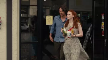 Vestido floral usado por Clare Abshire (Rose Leslie) como se ve en el vestuario de la serie de televisión The Time Traveler's Wife (Temporada 1 Episodio 5)