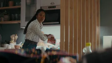 Camisa de blusa blanca impresa usada por Justin Falls (Naomie Harris) como se ve en los atuendos de la serie de televisión The Man Who Fell to Earth (Temporada 1 Episodio 7)