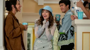 Veste en jean imprimée portée par Jake W. (Conor Husting) comme on le voit dans les tenues de la série télévisée Boo, Bitch (saison 1)