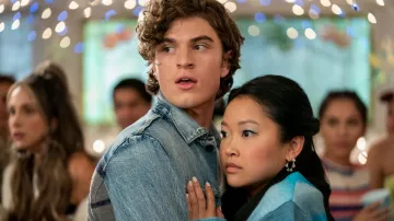 Boucles d’oreilles portées par Erika Vu (Lana Condor) comme on le voit dans la garde-robe de Boo, Bitch (Saison 1)