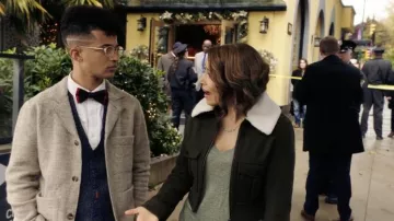 Abrigo de lana de 3 botones de marfil usado por Bart Allen (Jordan Fischer) en los atuendos de la serie de televisión The Flash (Temporada 8 Episodio 6)
