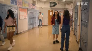 Robe florale bleue portée par Erika Vu (Lana Condor) telle que vue dans les tenues de la série télévisée Boo, Bitch (saison 1)