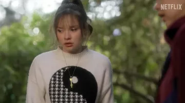 Pull Yin et Yang porté par Emma (Madison Thompson) vu dans la série télévisée Boo, Bitch (Saison 1)