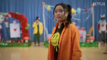 Chemise orange boutonnée portée par Erika Vu (Lana Condor) vue dans boo, bitch tv show (Saison 1)