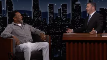 Veste zippée grise portée par Mike Epps comme on le voit dans Jimmy Kimmel Live! sur juin 13, 2022