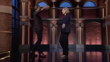 Chaussures en or portées par Christine Baranski comme on le voit dans Late Night with Seth Meyers