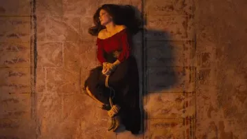 Carmine dress by Loretta Sage / Angela (Sandra Bullock) in The Secret of the Lost City
