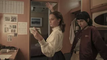 Chemise blanche portée par Mira (Alicia Vikander) telle que vue dans les tenues de la série télévisée Irma Vep (saison 1 épisode 2)