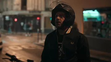 Chaqueta Fred Perry Bomber usada por Jeremie (Antoine Reinartz) como se ve en Irma Vep (S01E02)