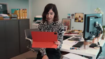 Chemise chemisier imprimée portée par Zelda (Carrie Brownstein) vue dans la série télévisée Irma Vep (S01E02)