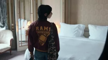 Chaqueta 'Tyler' varsity de fútbol americano de los Rams usada por Regina (Devon Ross) como se ve en Irma Vep (S01E02)