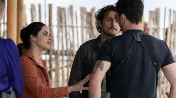 Veste en daim de corail portée par Liz Ortecho (Jeanine Mason) vue à Roswell, New Mexico Outfits (S04E03)