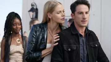 Chaqueta blazer de lentejuelas usada por Isobel Evans (Lily Cowles) como se ve en los atuendos de la serie de televisión Roswell, Nuevo México (Temporada 4 Episodio 3)