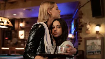Pequeños pendientes de Isobel Evans (Lily Cowles) como se ve en el vestuario de la serie de televisión Roswell, Nuevo México (S04E04)