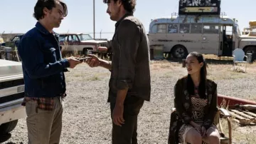 Robe frangeuse portée par Bonnie (Zoe Cipres) vue dans la série télévisée Roswell, New Mexico (saison 4 épisode 4)