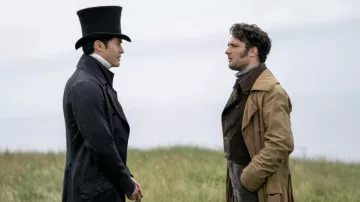Long trench-coat porté par le capitaine Frederick Wentworth (Cosmo Jarvis) vu dans le film Persuasion