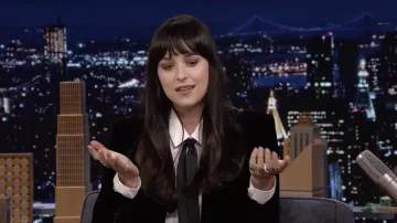 Chemise blanche cravate à col noir portée par Dakota Johnson dans The Tonight Show Starring Jimmy Fallon le 14 juin 2022