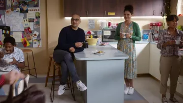 Robe florale portée par Wendy (Ana Scotney) telle que vue dans la garde-robe de la série télévisée God’s Favorite Idiot (saison 1 épisode 1)
