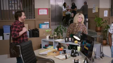 Sac d’ordinateur Messenger porté par Clark Thompson (Ben Falcone) vu dans God’s Favorite Idiot (S01E03)