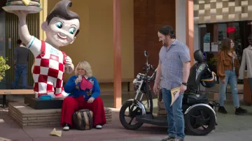 Chaussures noires et blanches portées par Amily Luck (Melissa McCarthy) telles que vues dans les tenues de la série télévisée God’s Favorite Idiot (saison 1 épisode 3)