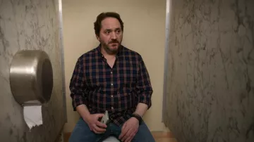 Chemise à boutons à carreaux portée par Clark Thompson (Ben Falcone) telle que vue dans la garde-robe de la série télévisée God’s Favorite Idiot (saison 1 épisode 4)