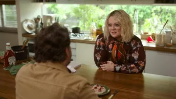 Chemise chemisier marron à motifs Cocktail Glass portée par Amily Luck (Melissa McCarthy) comme on le voit dans God’s Favorite Idiot (S01E06)
