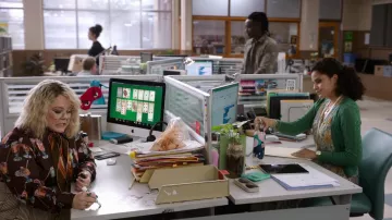 Cardigan vert porté par Wendy (Ana Scotney) tel que vu dans les tenues de la série télévisée God’s Favorite Idiot (saison 1 épisode 6)