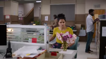 Haut jaune moutarde porté par Wendy (Ana Scotney) vu dans la série télévisée God’s Favorite Idiot (S01E07)