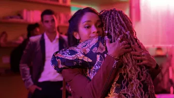 Chemise à fleurs portée par Mason et la mère de Mia (Tracie Thoms) dans Love, tenues de la série télévisée Victor (saison 3 épisode 1)
