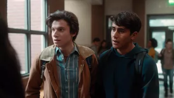 Chemise bleue rayée portée par Felix Weston (Anthony Turpel) vue dans Love, série télévisée Victor (S03E02)
