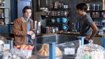 Veste sherpa brune portée par Felix Weston (Anthony Turpel) telle que vue dans les tenues de la série télévisée Love, Victor (saison 3 épisode 2)