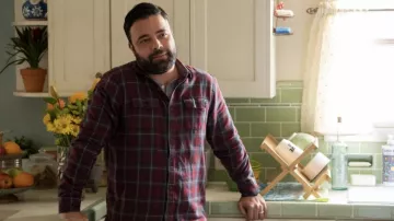 Chemise en flanelle portée par Armando Salazar (James Martinez) vue dans Love, Victor TV series outfits (Saison 3 Episode 2)