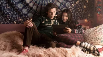 Pantalon à carreaux rouge porté par Pilar Salazar (Isabella Ferreira) vu dans Love, Victor TV series wardrobe (Saison 3 Episode 2)