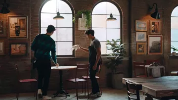 Baskets Nike grises portées par Victor Salazar (Michael Cimino) comme vu dans Love, Victor (Saison 3 Episode 5)