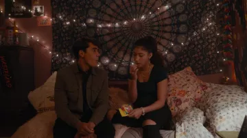Montre ronde portée par Pilar Salazar (Isabella Ferreira) vue dans Love, Victor TV series wardrobe (Saison 3 Episode 5)