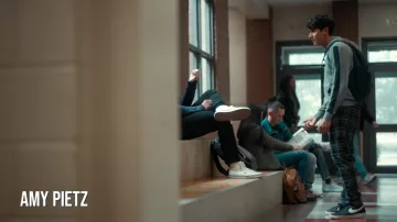 Pantalon à carreaux porté par Victor Salazar (Michael Cimino) comme on le voit dans les tenues de la série Love, Victor Tv (S03E07)