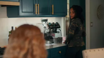 Chaqueta de camuflaje usada por Mia Brooks (Rachel Hilson) como se ve en love, victor tv show (S03E08)