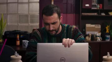 Suéter a rayas usado por el Sr. Gabe Wilson (Jordan Firstman) como se ve en el vestuario de la serie de televisión Ms. Marvel (Temporada 1 Episodio 2)