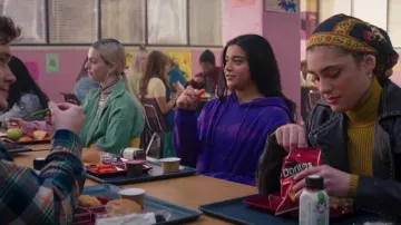 Foulard imprimé porté par Nakia (Yasmeen Fletcher) tel que vu dans les tenues de Ms. Marvel (Saison 1 Episode 2)