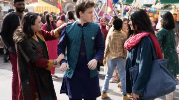 Bolso azul usado por Kamala Khan (Iman Vellani) como se ve en la serie de televisión Ms. Marvel (S01E02)