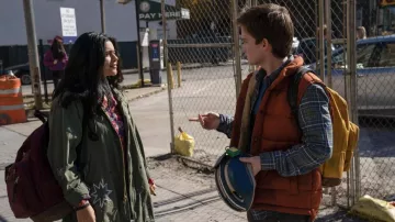 Veste zippée brodée vert olive portée par Kamala Khan (Iman Vellani) telle que vue dans la garde-robe de la série télévisée Ms. Marvel (saison 1 épisode 2)