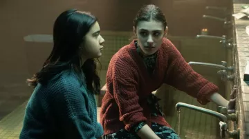 Cárdigan de punto rojo usado por Nakia (Yasmeen Fletcher) como se ve en el vestuario de Ms. Marvel (Temporada 1 Episodio 2)