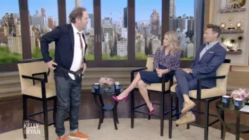 Baskets orange portées par Rainn Wilson vues en LIVE avec Kelly et Ryan
