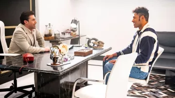 Camisa tommy hilfiger usada por Dwayne Johnson (Uli Latukefu) como se ve en la serie de televisión Young Rock (Temporada 2 Episodio 12)