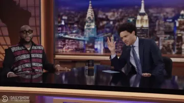 Chemise imprimée portée par Davido comme on le voit dans The Daily Show avec Trevor Noah