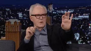 Anteojos marrones usados por John Lithgow como se ve en The Tonight Show Starring Jimmy Fallon el 16 de junio de 2022
